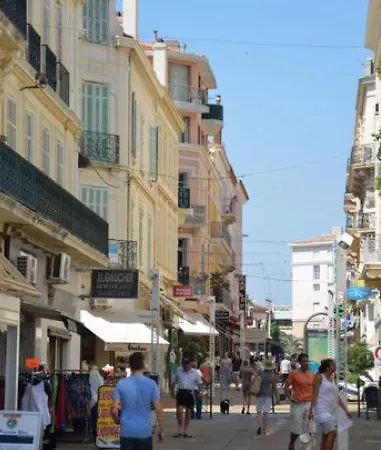 Apartment Appart 3 Pieces Centre-ville St-raphael - Pres Zone Pietonne - 500m Des Plages